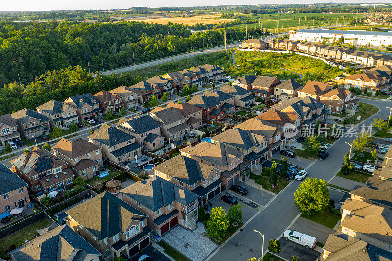 鸟瞰图Purpleville, Kleinburg在特斯顿路和400高速公路，独立和复式住宅在伍德布里奇沃恩，安大略省，加拿大